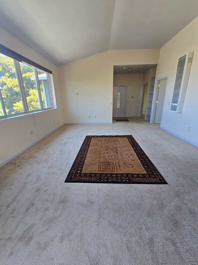 Building Photo - Beautiful 2nd story unit with beautiful vi...