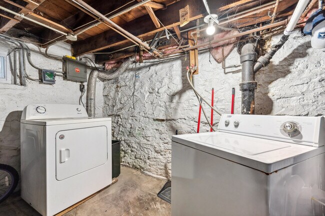 Building Photo - 552 Simms St