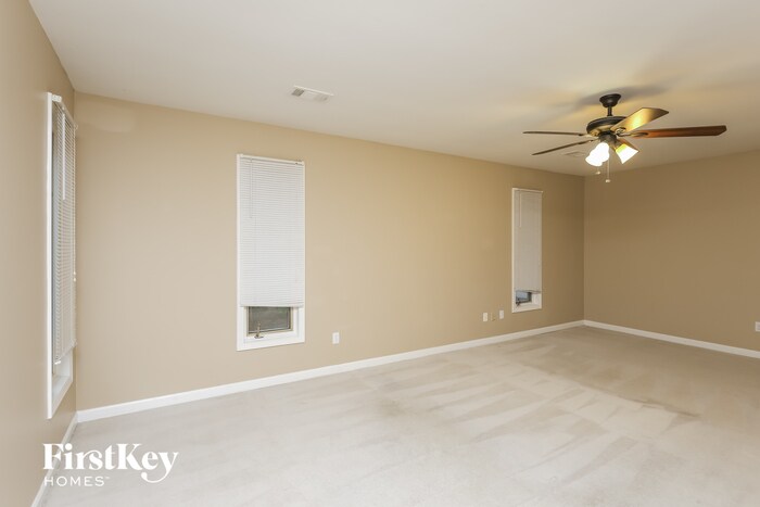 Building Photo - 240 Hollyberry Ln
