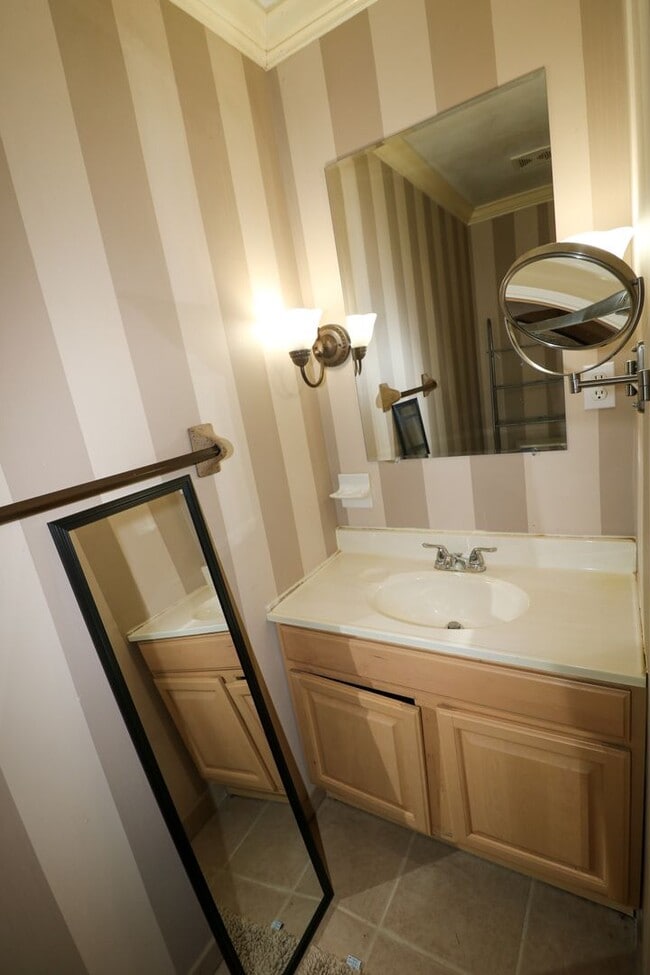 Building Photo - Wonderful Lake Home