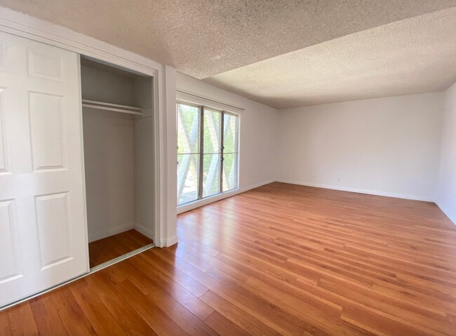 Building Photo - 319 S Clark Dr