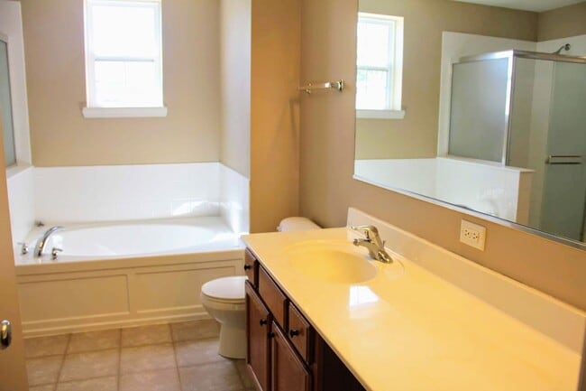Building Photo - Beautiful Townhome for rent in Lakemoor!