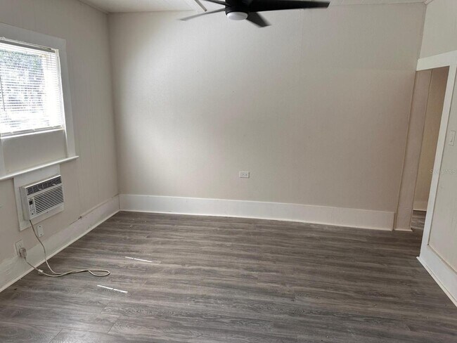 Building Photo - 829 NE 3rd St