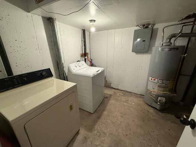 Building Photo - Spacious Aurora Townhome