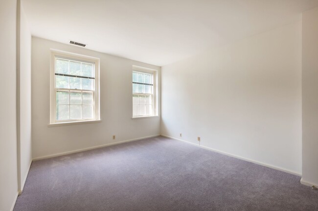 Building Photo - Loft Living at McLean Gardens 1BR plus Lof...