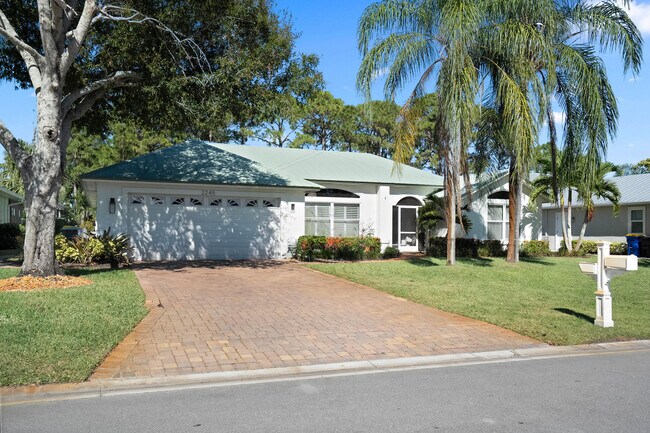 Building Photo - 2245 SW Oak Ridge Rd