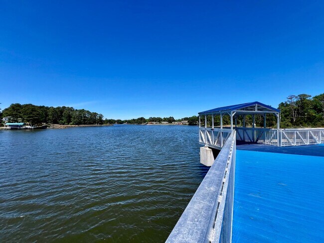 Building Photo - Stunning Renovated Ranch off Indian River