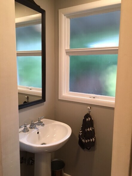 Building Photo - 12650 SW Park Way