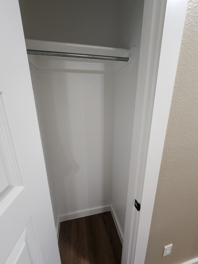 Building Photo - 3 bed 2 bath home, 1 car garage