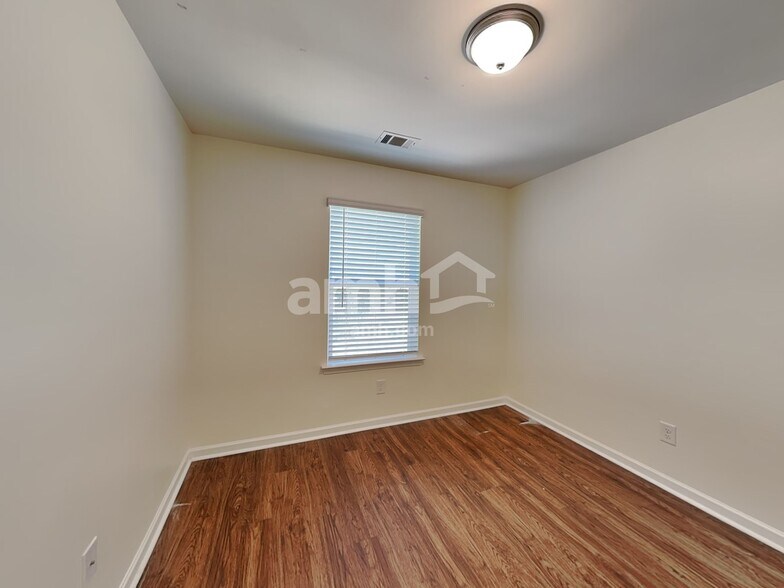 Building Photo - 168 Landsdown Xing