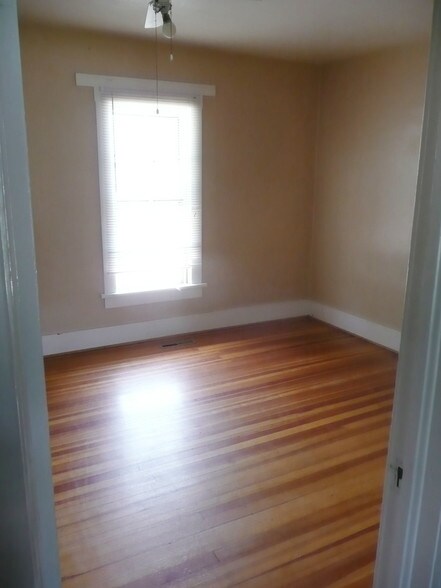 Building Photo - 1302 S Overland Trail