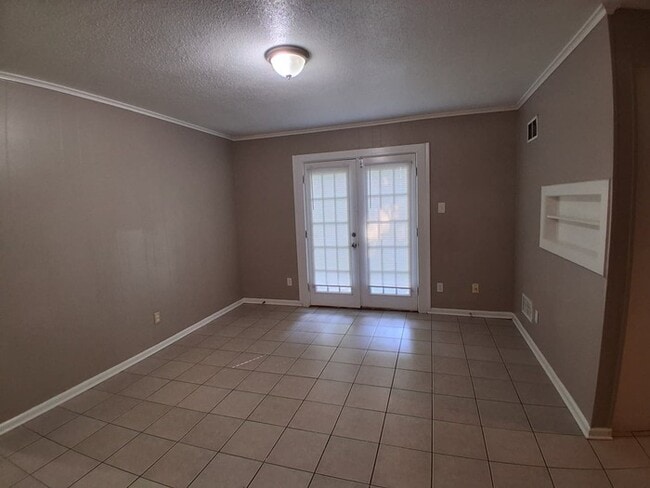 Building Photo - Large Home For Rent!