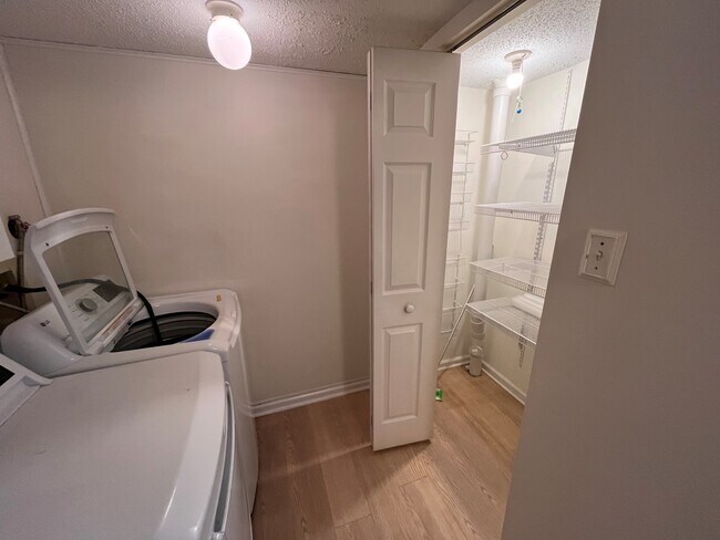 Building Photo - 9908 Whitney Cir