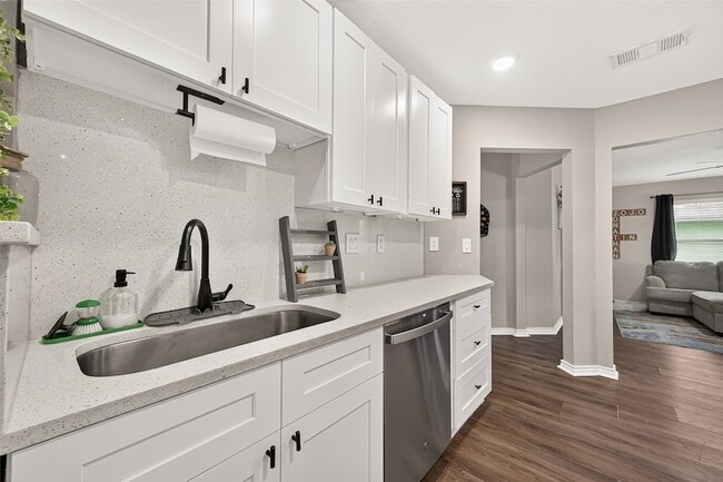 Building Photo - 1005 Avenue D