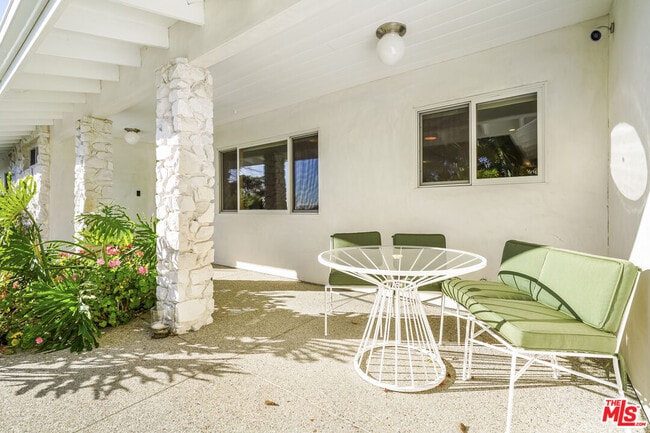 Building Photo - 375 S Surfview Dr