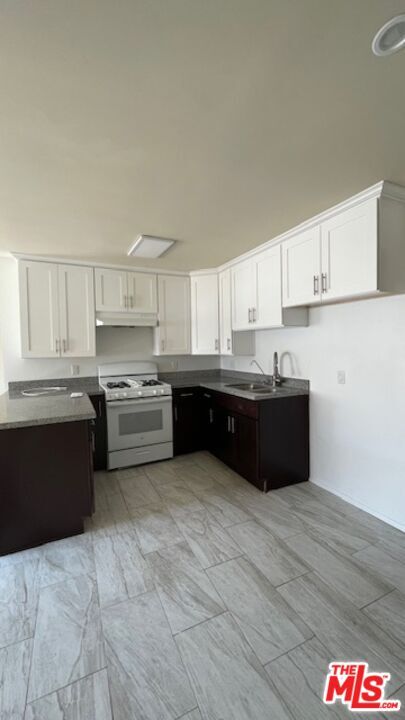Building Photo - 545 S Manhattan Pl