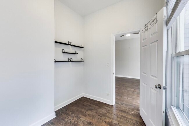 Building Photo - 2522 W Cortland St