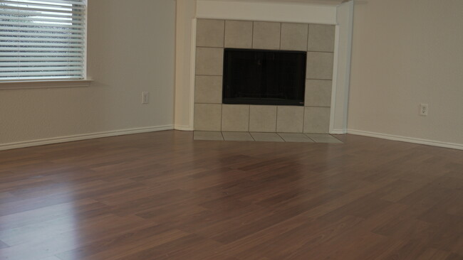 Building Photo - 2512 Douglas Dr
