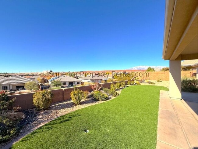 Building Photo - Gorgeous 3 bed, 3.5 bath 3 car garage home with views