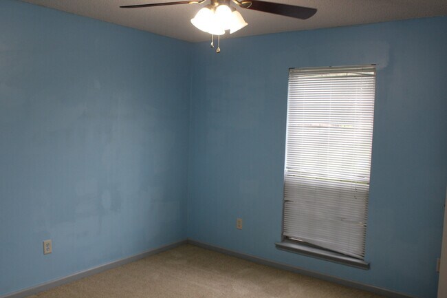 Building Photo - 504 Bedford Ct