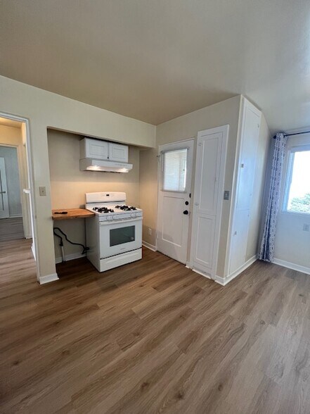 Stove/Oven - 715 Cass St