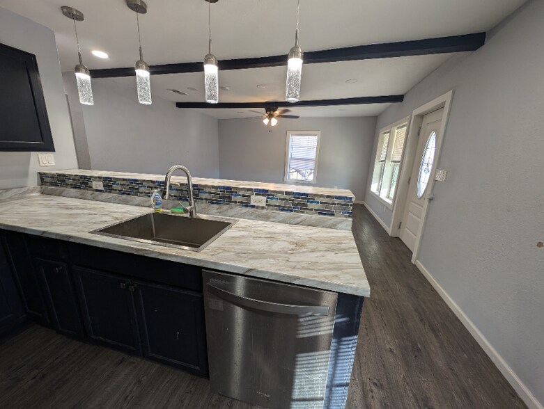 Building Photo - 406 Goliad St