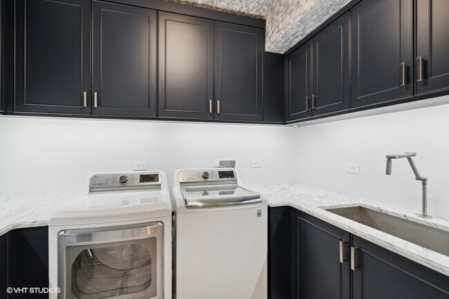 Building Photo - 2700 N Lakeview Ave