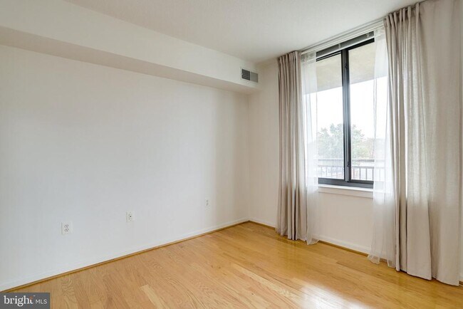 Building Photo - 2220 Fairfax Dr