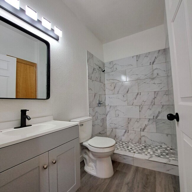 Building Photo - Manzanita Condominium:  Three Bedroom Avai...