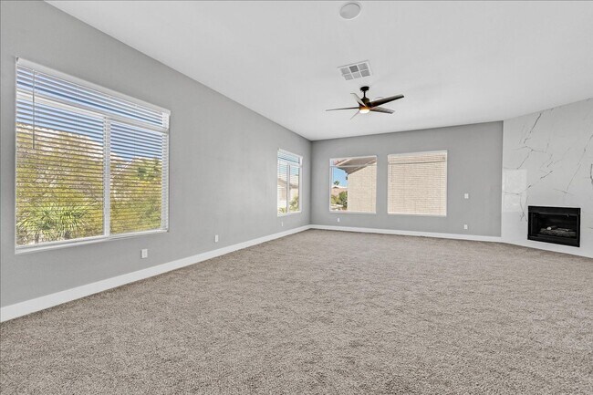 Building Photo - Fully remodeled 5 bed plus Loft / 4.5 bath...