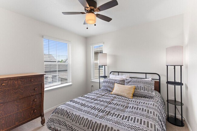 Building Photo - Beautiful 2 bedroom, 2.5 bath townhome in Mosaic