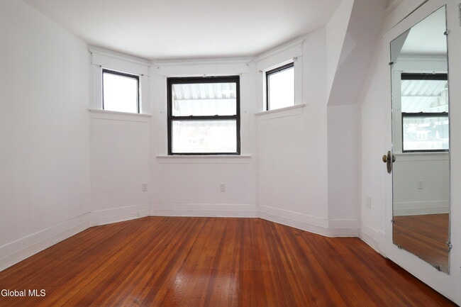 Building Photo - 442 Plymouth Ave