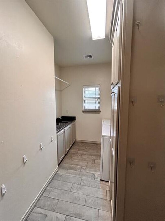 Building Photo - 4 Bedroom