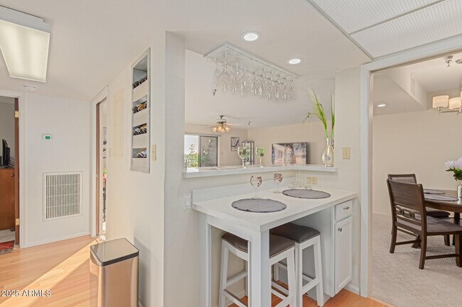 Building Photo - 425 S Parkcrest
