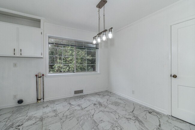 Building Photo - 2113 Cresswell Dr