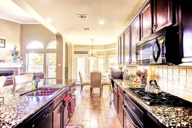 Building Photo - Beautifully Maintained 4 bed/3bath 2 Story Brick home