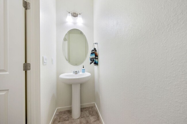 Building Photo - 4-Bedroom Home in Mallard Ridge with Office and Fenced Yard