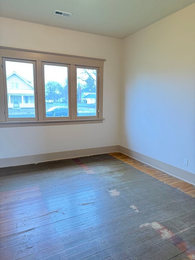 Building Photo - Large 2 bedroom 1 bath with bonus room