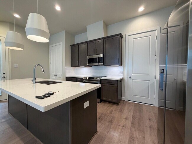 Building Photo - "Charming 3-Bed Oasis with 2.5 Baths in Prime Houston Locale – Discover Your New Home on Haring Ln!"
