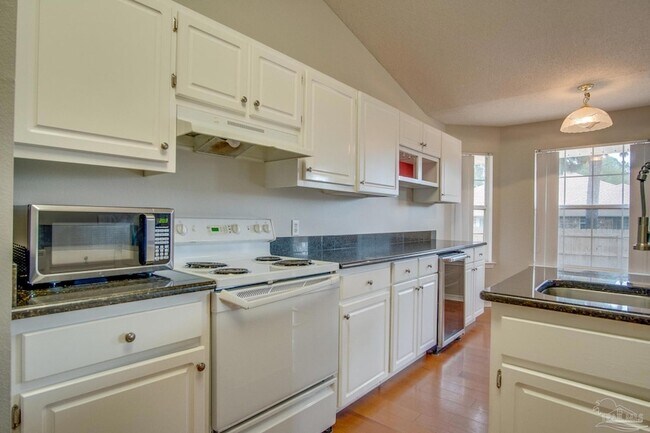 Building Photo - 5029 Lantana Dr