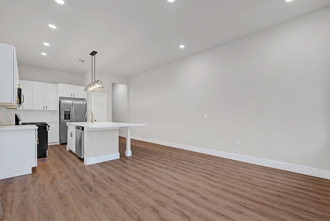 Building Photo - 112 S San Jacinto St