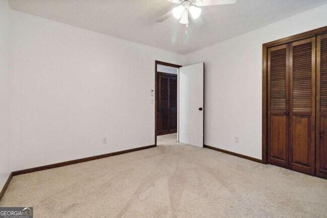 Building Photo - 3040 Land Rd