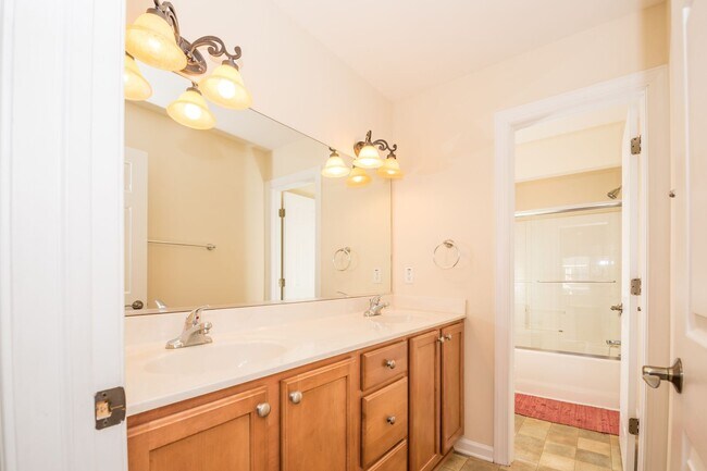 Building Photo - Updated Condo in Norfolk