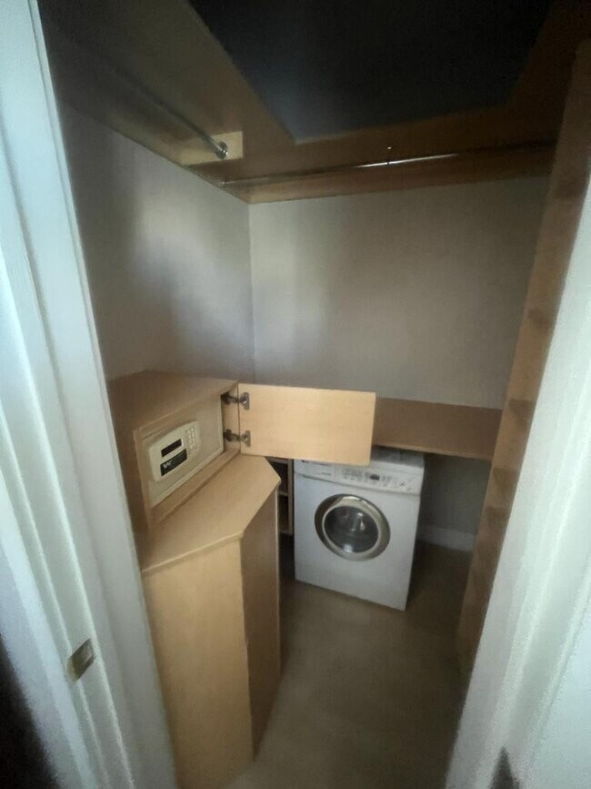 Building Photo - 924 SE 2nd St