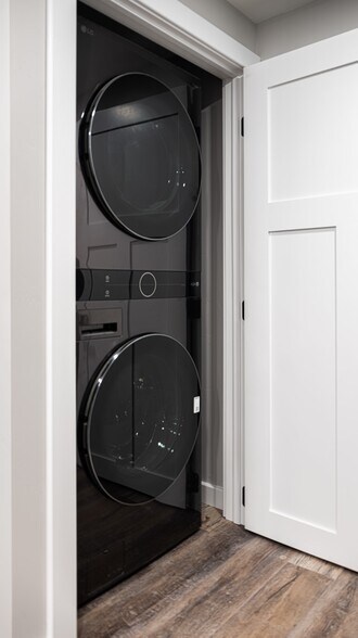 Building Photo - 3250 Midway Ave