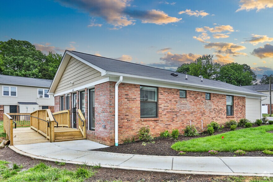 Arcadian Village 5723 Cedars East Ct Charlotte NC 28212 Apartment