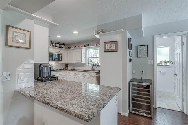 Building Photo - 1815 Valley Vista Dr