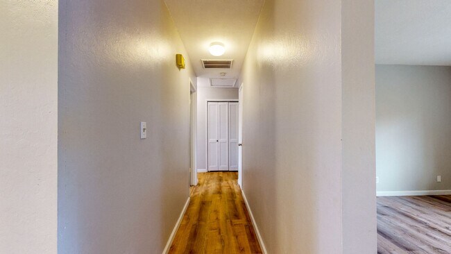 Building Photo - 3 Bedroom 2 Full Bath with Private Yard and 1 Car Garage !