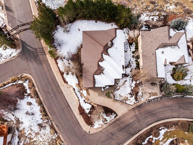 Building Photo - Freshly Renovated Deer Mountain Home for Rent NOW!