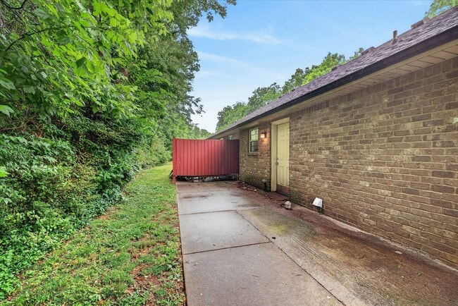Building Photo - 333 Rossview Rd